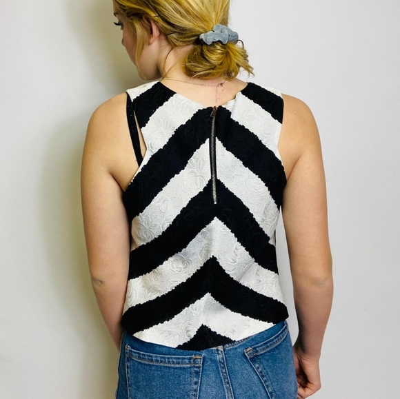 Gorgeous Silkie Criss Cross Front Sleeveless Top - Picture 4 of 8